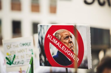 Donald Trump photo with klimaleugner sign