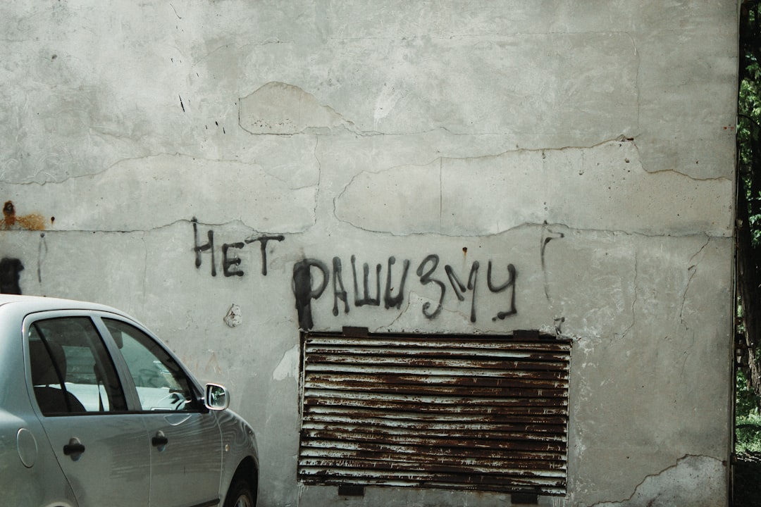 Graffiti on a wall, "no to rashism."