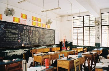 a classroom filled with desks and a chalkboard