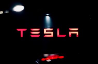 a car's speedometer with red lights