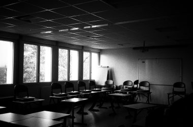 an empty classroom with desks and chairs
