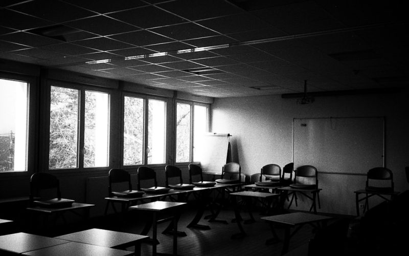 an empty classroom with desks and chairs